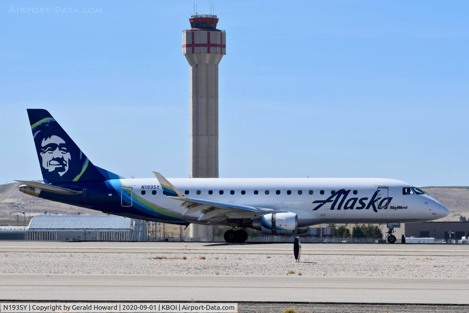 N193SY, 2017 Embraer 175LR (ERJ-170-200LR) C/N 17000690, Landing 28R.