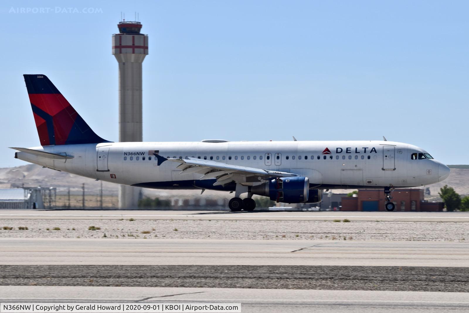N366NW, 1999 Airbus A320-212 C/N 0981, Landing 28R.