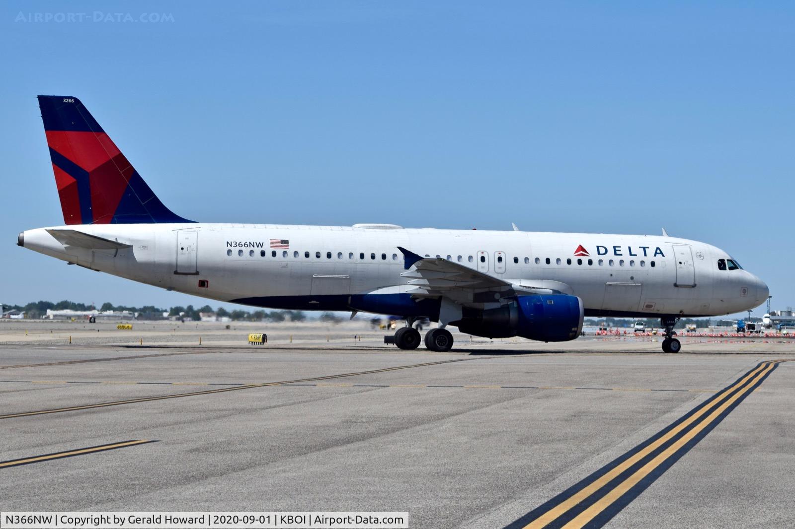 N366NW, 1999 Airbus A320-212 C/N 0981, Taxiing to the gate.