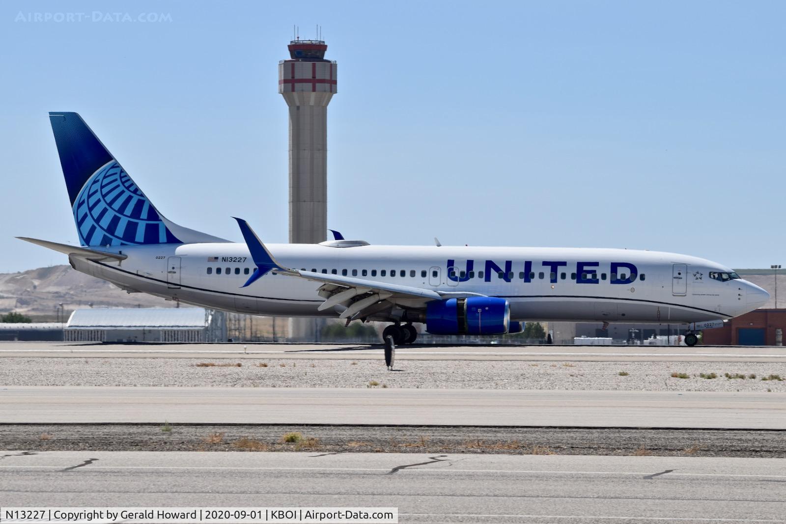 N13227, 1999 Boeing 737-824 C/N 28788, Landing 28R.