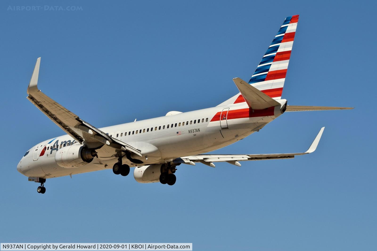 N937AN, 2000 Boeing 737-823 C/N 30082, Landing 28R.