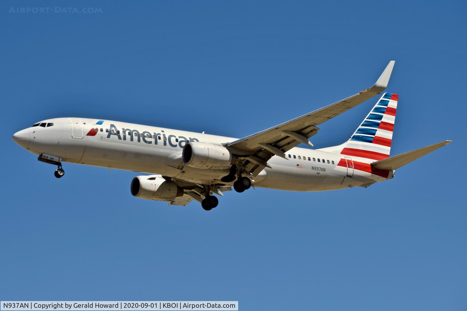 N937AN, 2000 Boeing 737-823 C/N 30082, Landing 28R.