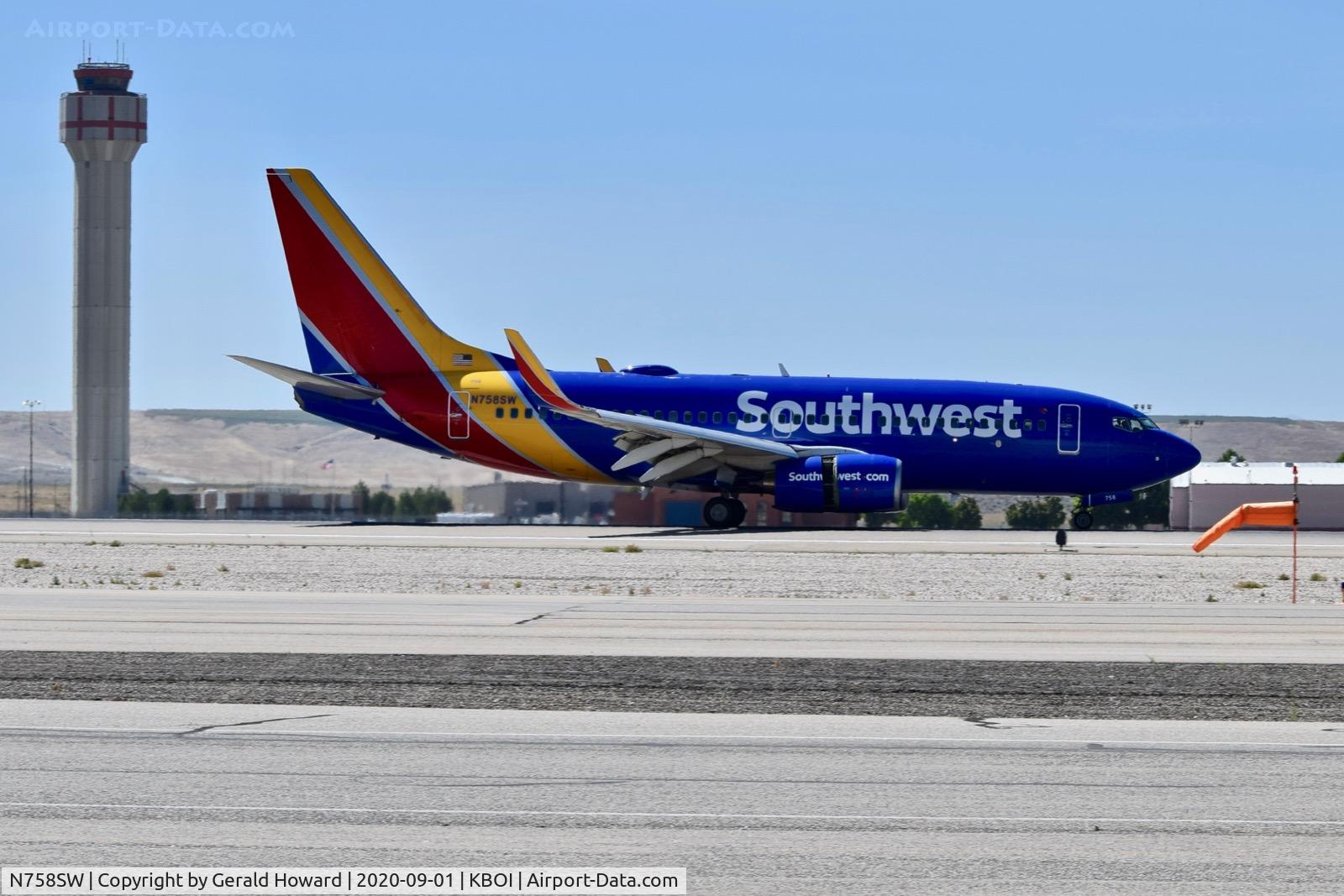 N758SW, 1999 Boeing 737-7H4 C/N 27873, Landing 28R.