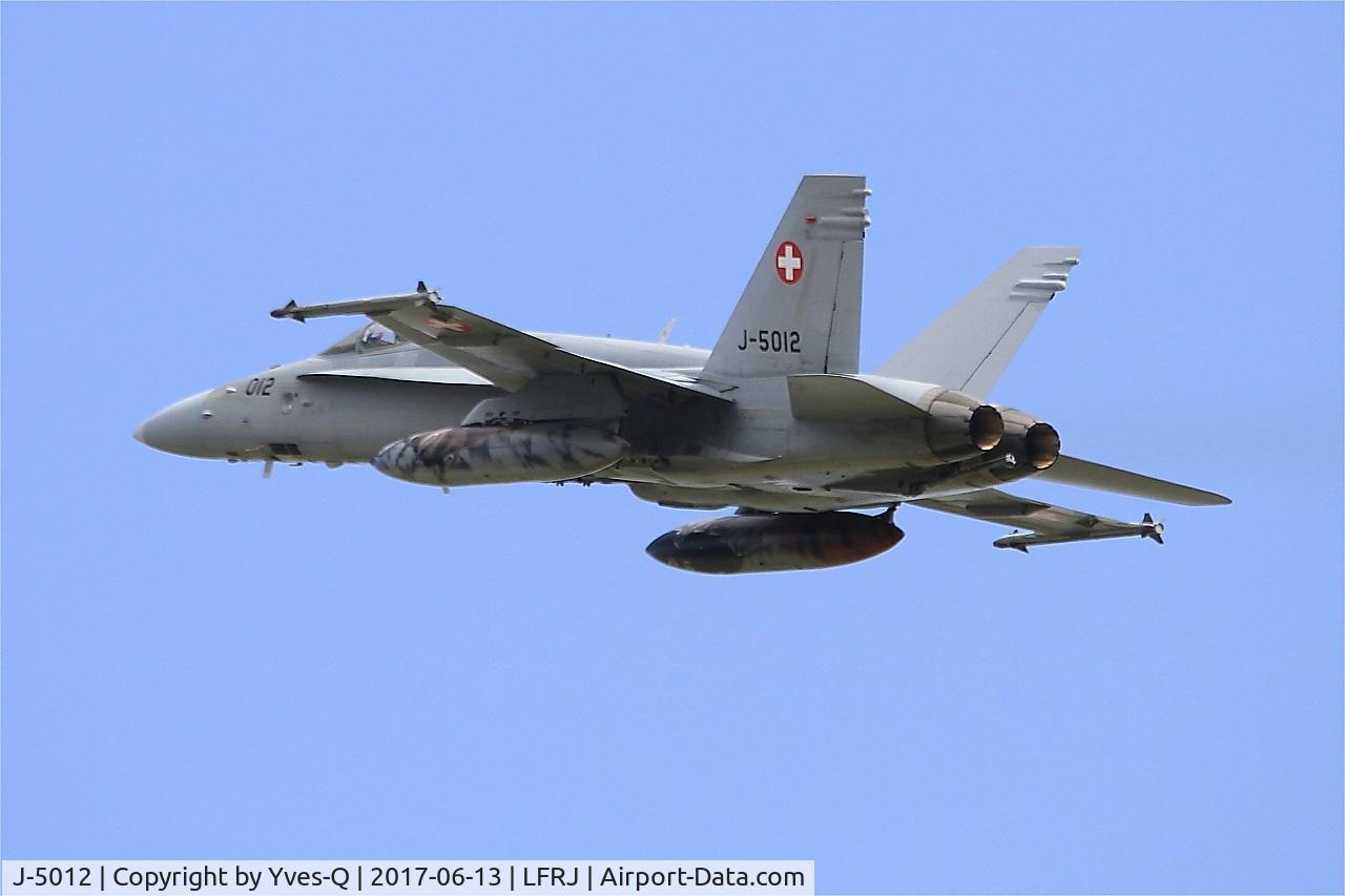 J-5012, McDonnell Douglas F/A-18C Hornet C/N 1352/SFC012, McDonnell Douglas FA-18C Hornet, Climbing from rwy 08, Landivisiau Naval Air Base (LFRJ) Tiger Meet 2017