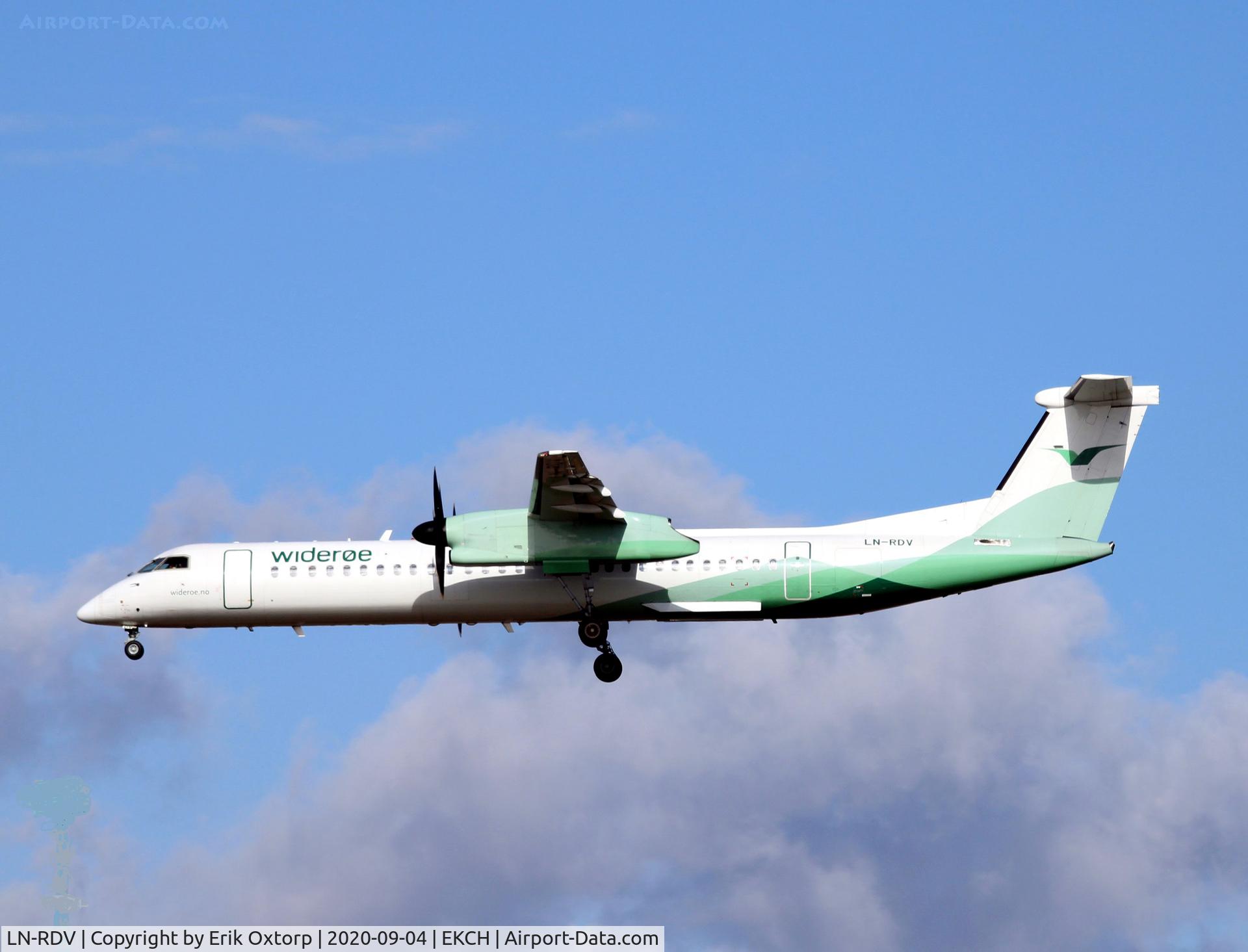 LN-RDV, 2001 De Havilland Canada DHC-8-402Q Dash 8 C/N 4062, LN-RDV landing rw 22L