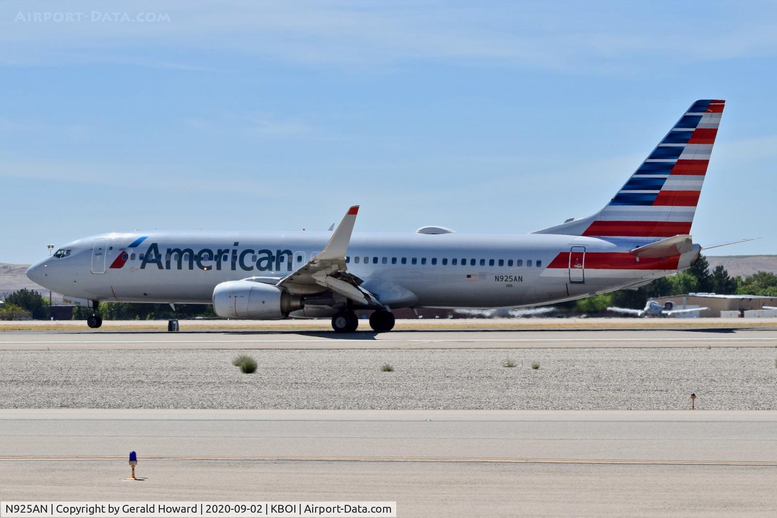 N925AN, 1999 Boeing 737-823 C/N 29526, Landing roll out.