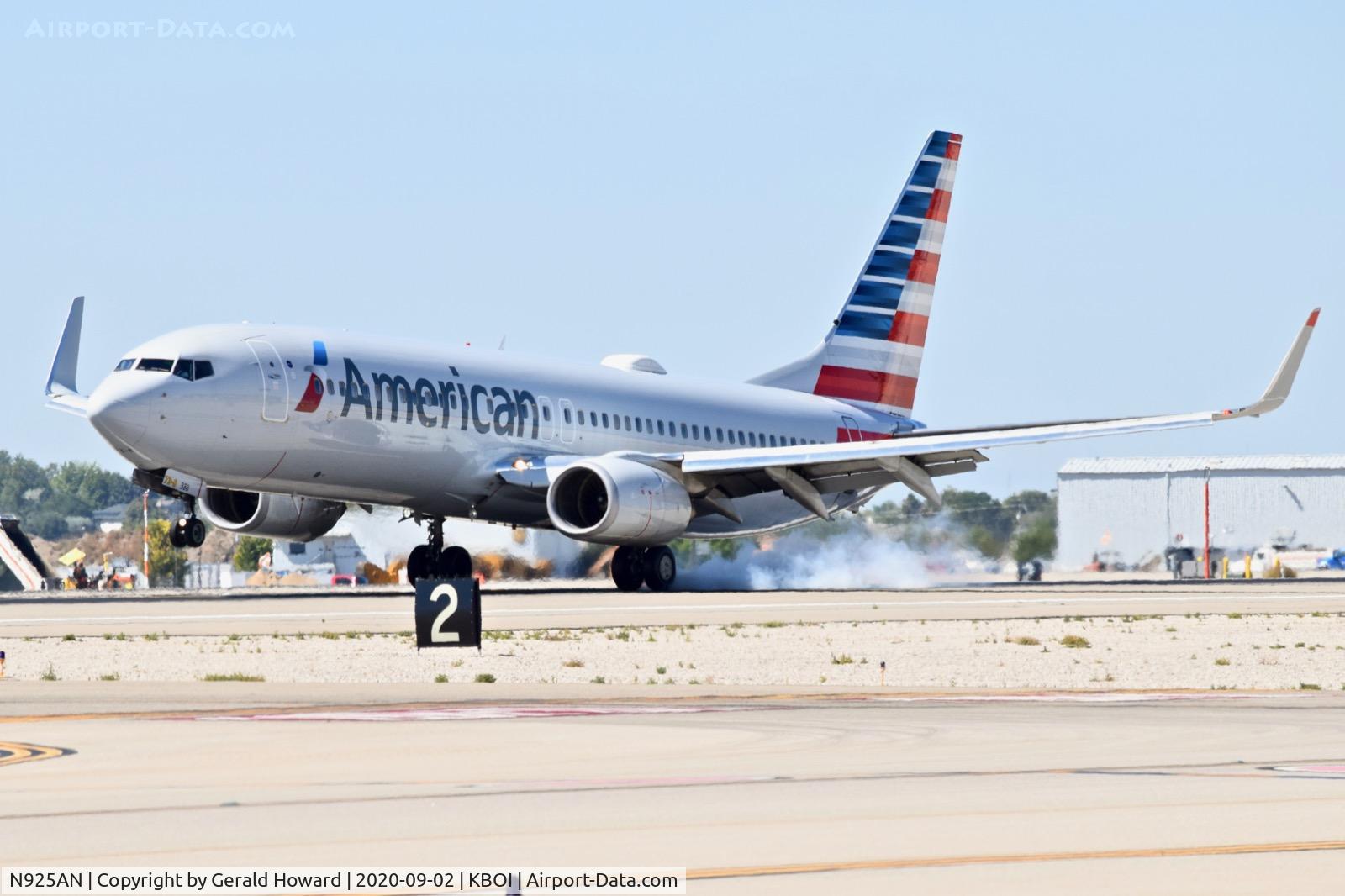N925AN, 1999 Boeing 737-823 C/N 29526, Landing RWY 10L.