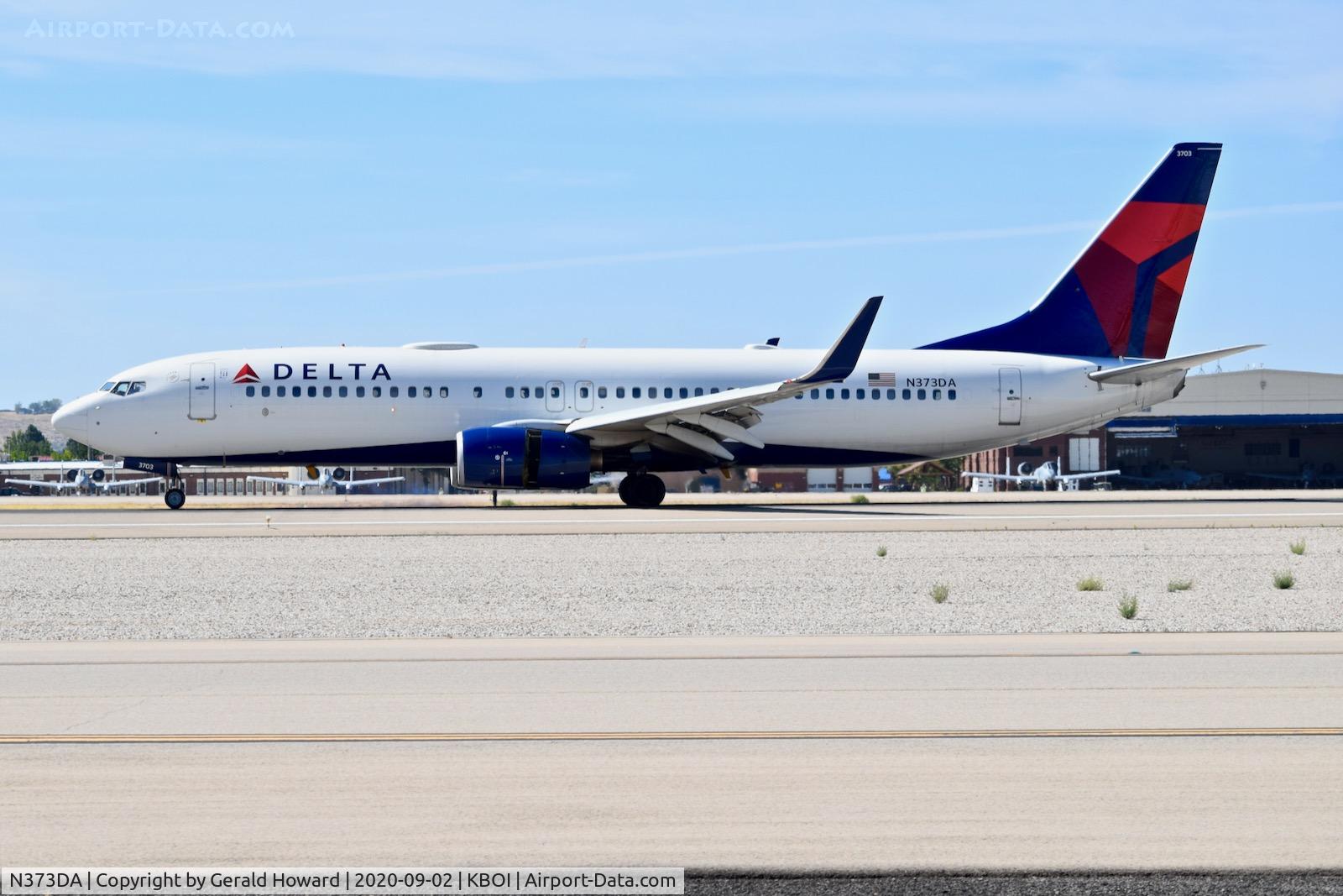 N373DA, 1998 Boeing 737-832 C/N 29621, Landing roll out.