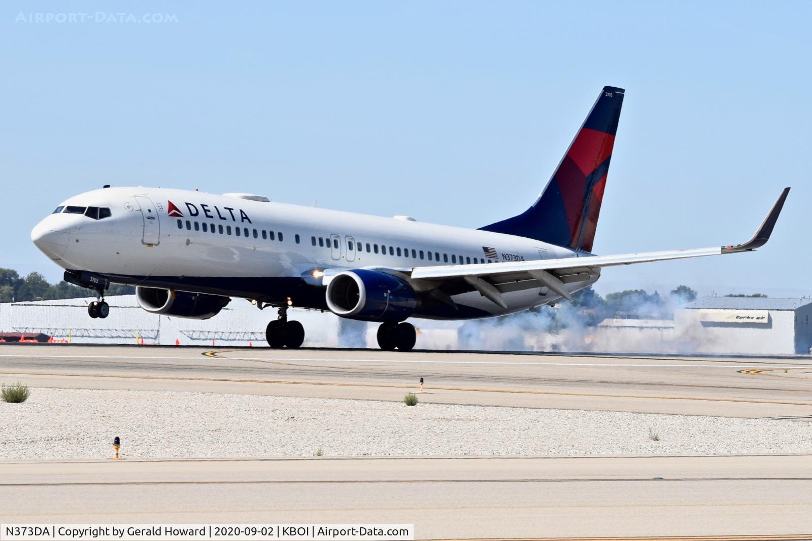 N373DA, 1998 Boeing 737-832 C/N 29621, Landing 10L.