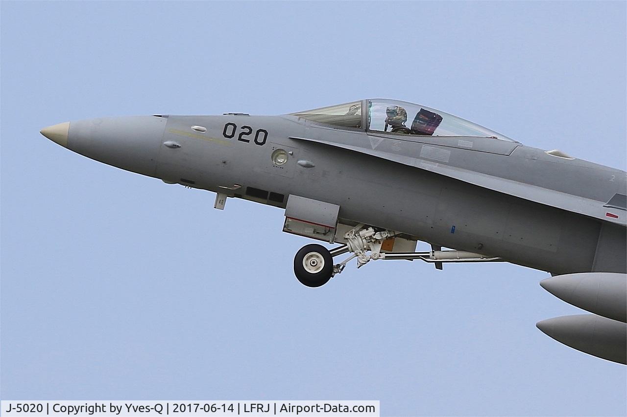 J-5020, McDonnell Douglas F/A-18C Hornet C/N 1369/SFC020, McDonnell Douglas FA-18C Hornet, Take off rwy 26, Landivisiau Naval Air Base (LFRJ) Tiger Meet 2017