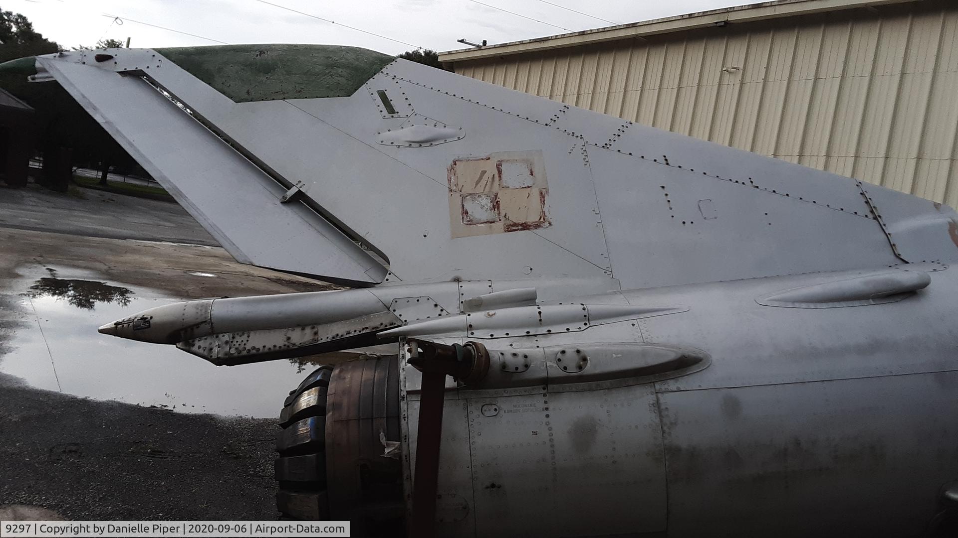 9297, Mikoyan-Gurevich MiG-21UM C/N 516999297, Tail assembly.