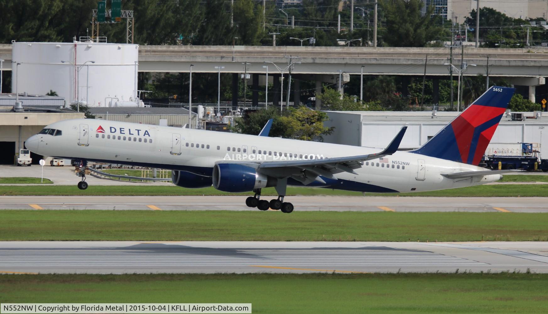 N552NW, 2001 Boeing 757-251 C/N 26499, FLL 2015