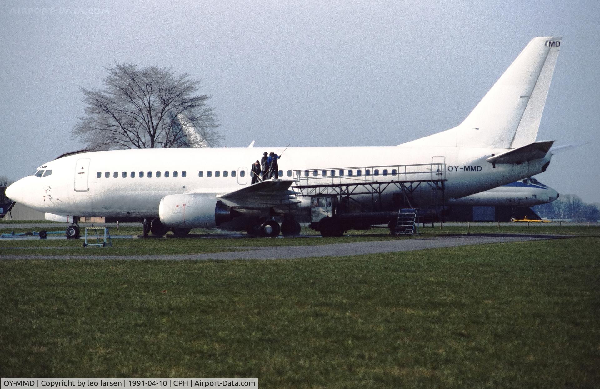 OY-MMD, 1989 Boeing 737-3L9 C/N 24569, Copenhagen 10.4.1991 with Aero Cleaning in action.