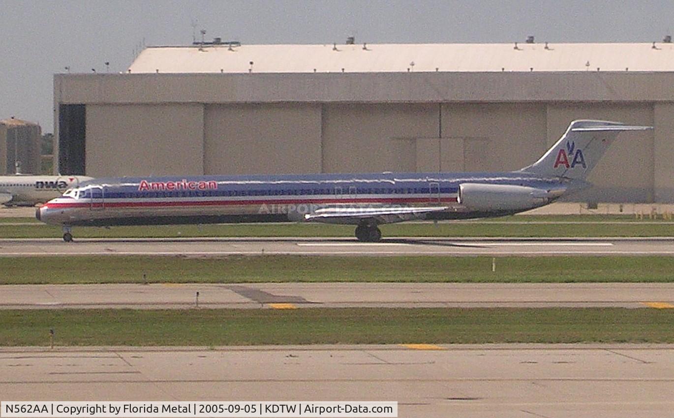 N562AA, 1987 McDonnell Douglas MD-83 (DC-9-83) C/N 49344, DTW 2005