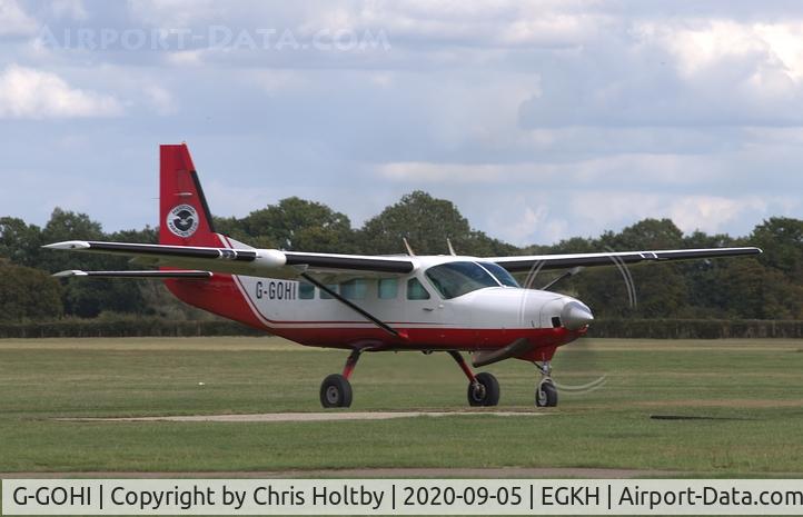 G-GOHI, 1985 Cessna 208 Caravan I C/N 20800040, Taxiing to pick up new crew of parachutists