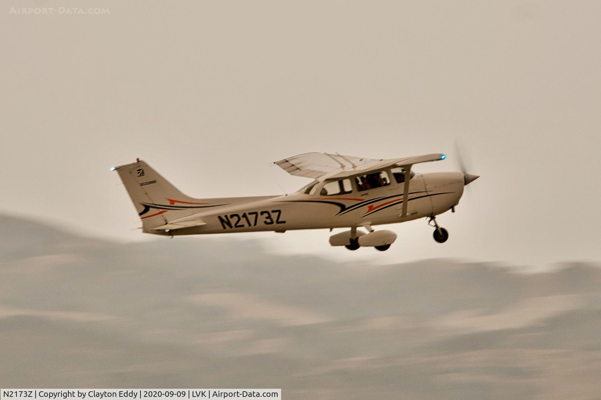 N2173Z, 2004 Cessna 172R C/N 17281216, Smokey day. Livermore airport California 2020.