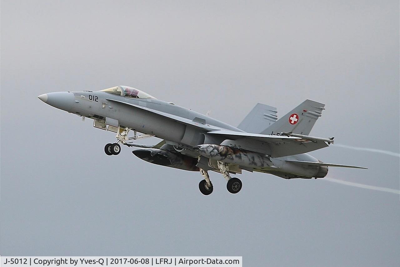 J-5012, McDonnell Douglas F/A-18C Hornet C/N 1352/SFC012, McDonnell Douglas FA-18C Hornet, Take off rwy 26, Landivisiau Naval Air Base (LFRJ) Tiger Meet 2017