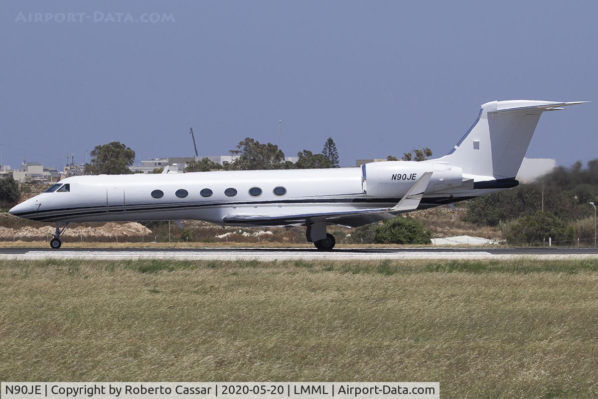 N90JE, 1998 Gulfstream Aerospace G-V C/N 552, Runway 31
