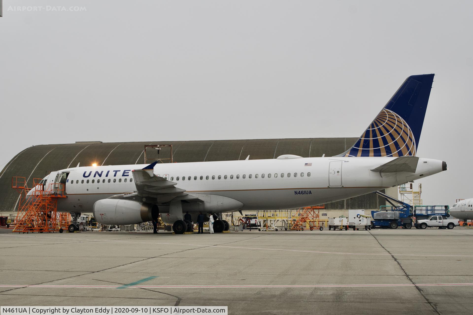N461UA, 2000 Airbus A320-232 C/N 1266, Smokey day SFO 2020.