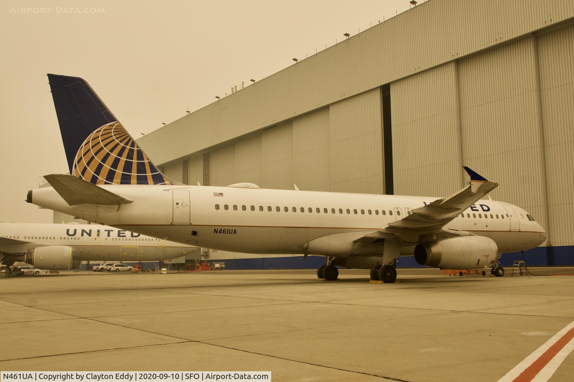 N461UA, 2000 Airbus A320-232 C/N 1266, Smokey day SFO 2020.