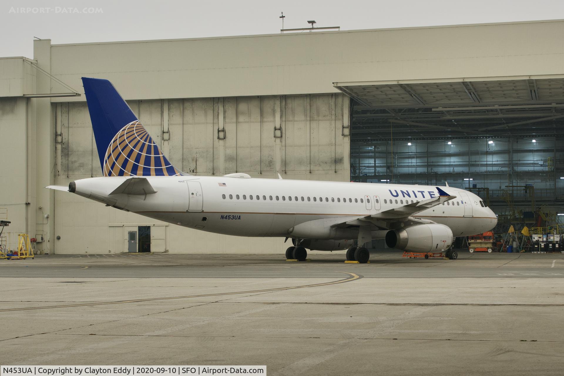 N453UA, 1999 Airbus A320-232 C/N 1001, Smokey day SFO 2020.
