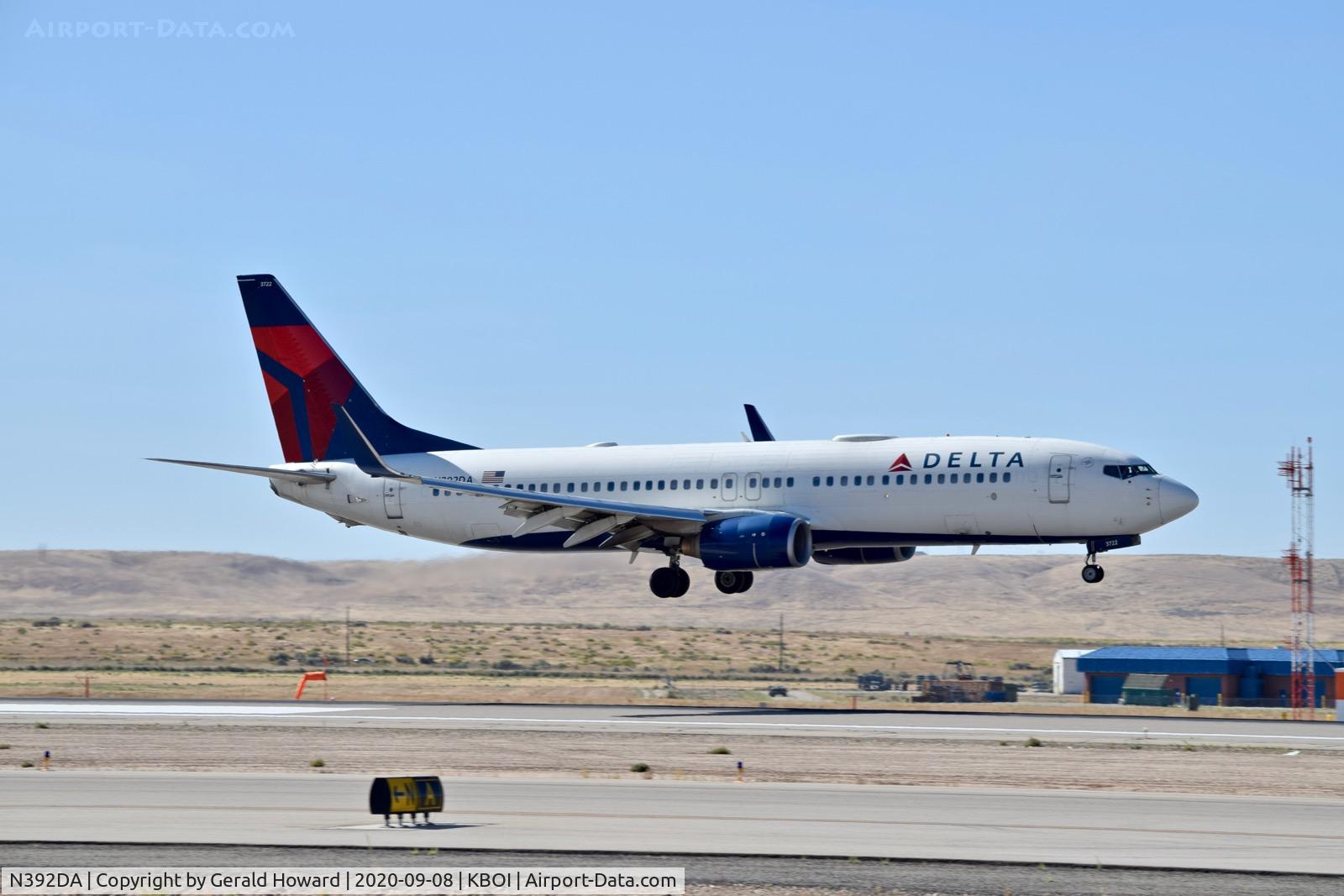 N392DA, 2000 Boeing 737-832 C/N 30561, Landing 28R.