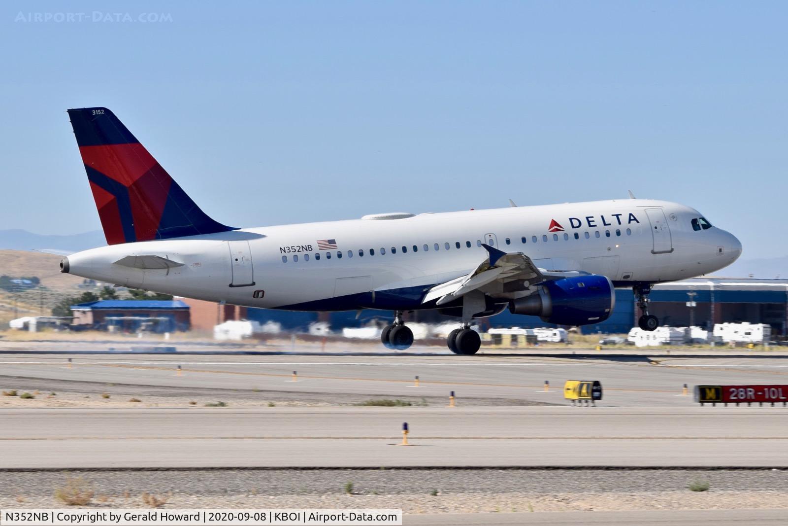 N352NB, 2002 Airbus A319-114 C/N 1824, Landing 28R.