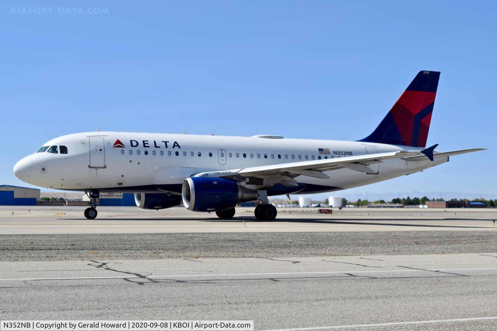 N352NB, 2002 Airbus A319-114 C/N 1824, Taxiing on Alpha.