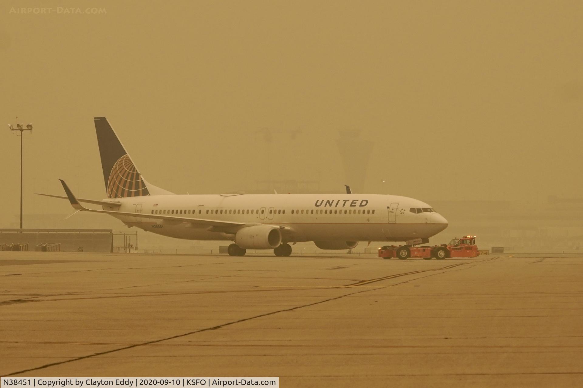 N38451, 2012 Boeing 737-924/ER C/N 31646, Smokey day SFO 2020.