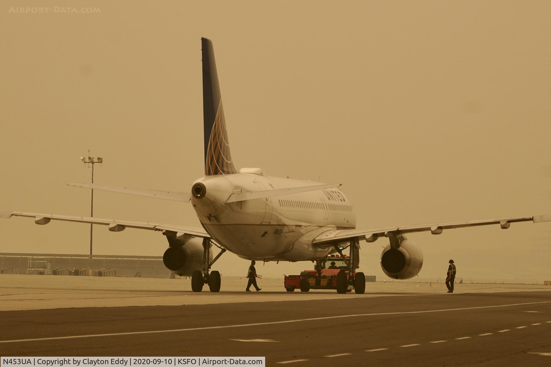 N453UA, 1999 Airbus A320-232 C/N 1001, Smokey day SFO 2020.