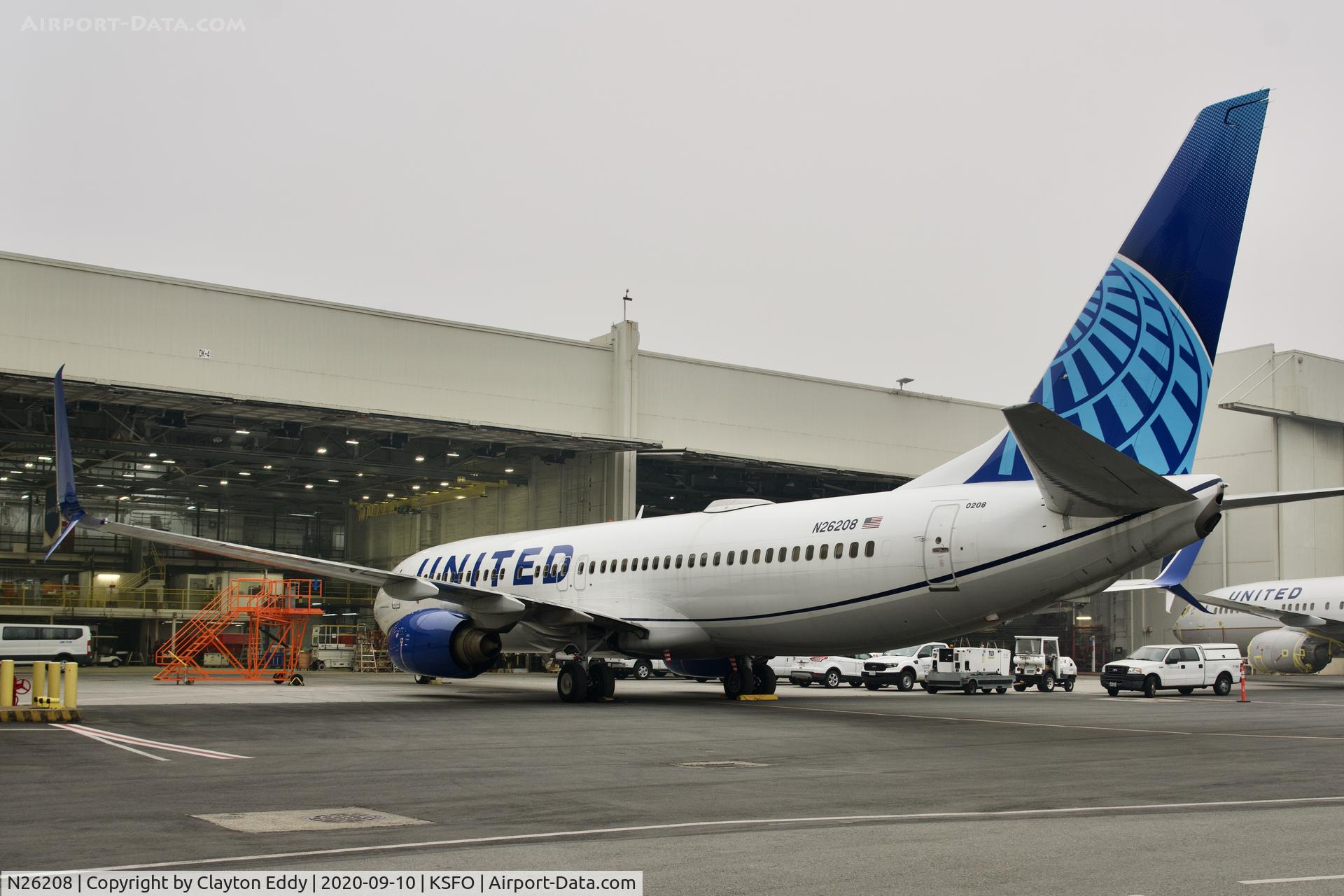 N26208, 2000 Boeing 737-824 C/N 30580, SFO 2020.
