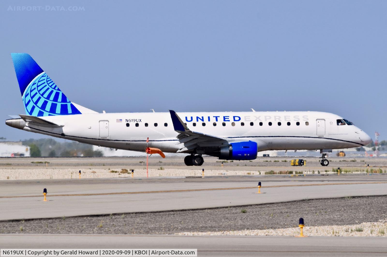 N619UX, 2019 Embraer 175LR (ERJ-170-200LR) C/N 17000821, Taxiing to the gate.