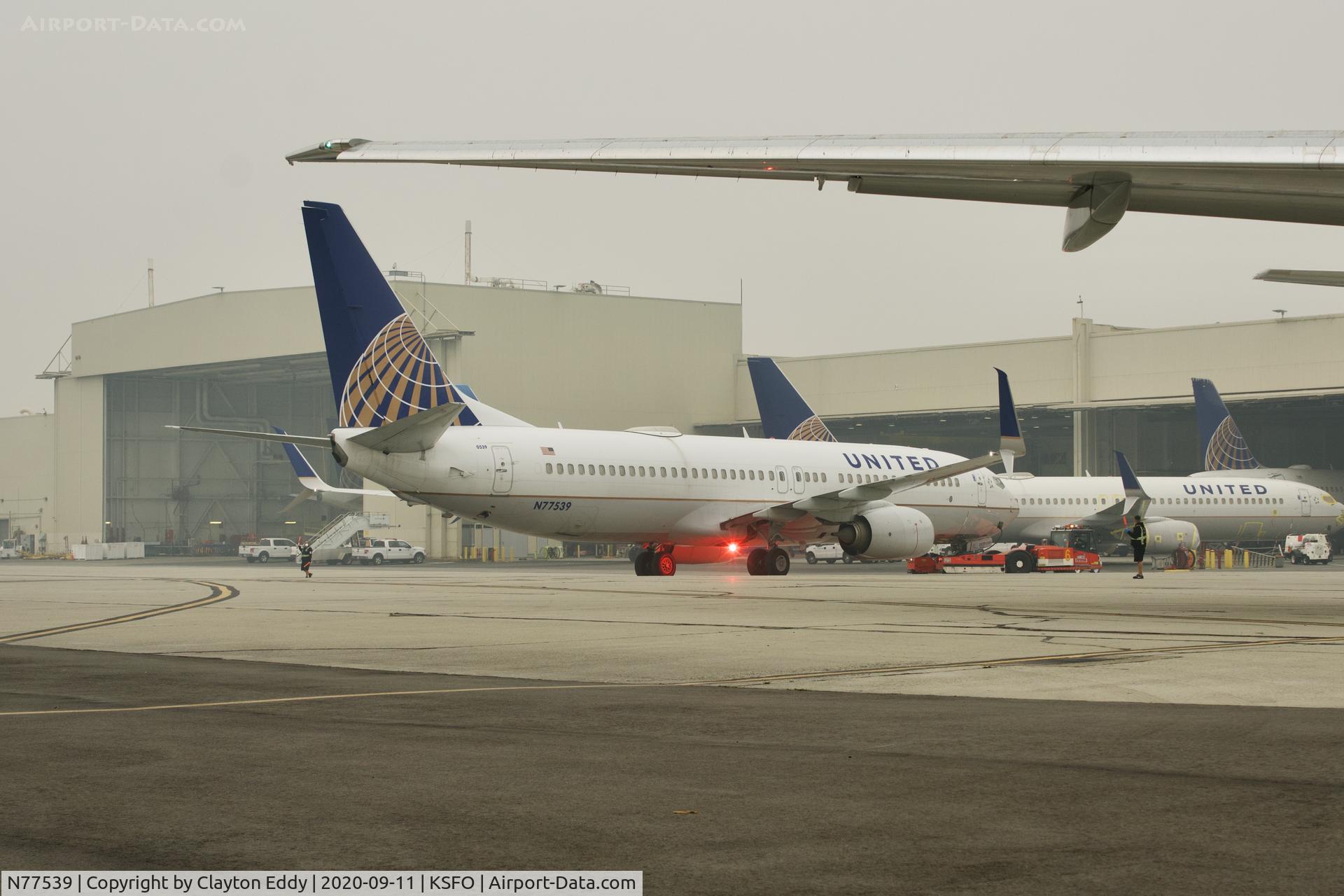 N77539, 2017 Boeing 737-800 C/N 63642, Smokey day SFO 2020.