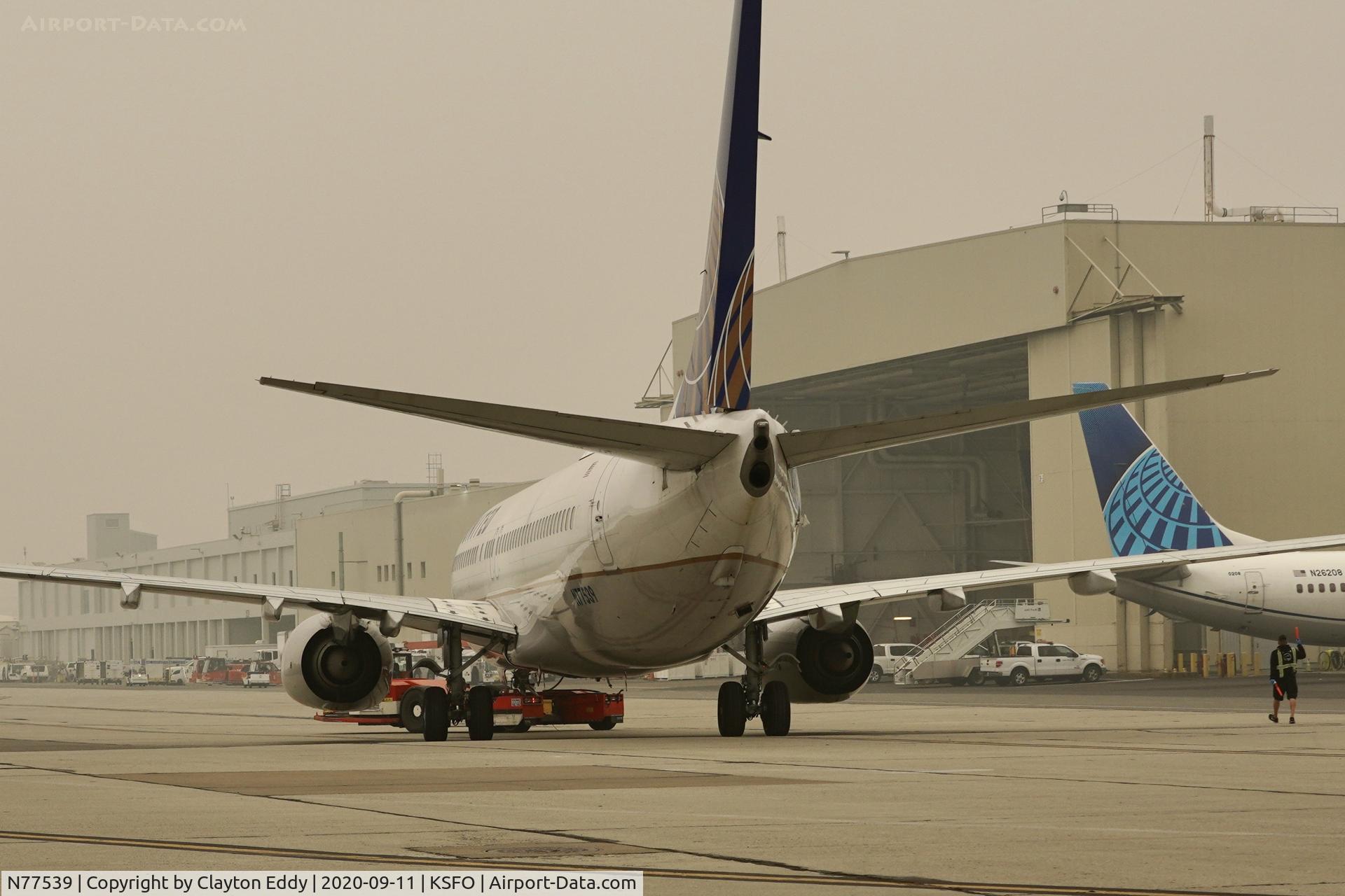 N77539, 2017 Boeing 737-800 C/N 63642, Smokey day SFO 2020.