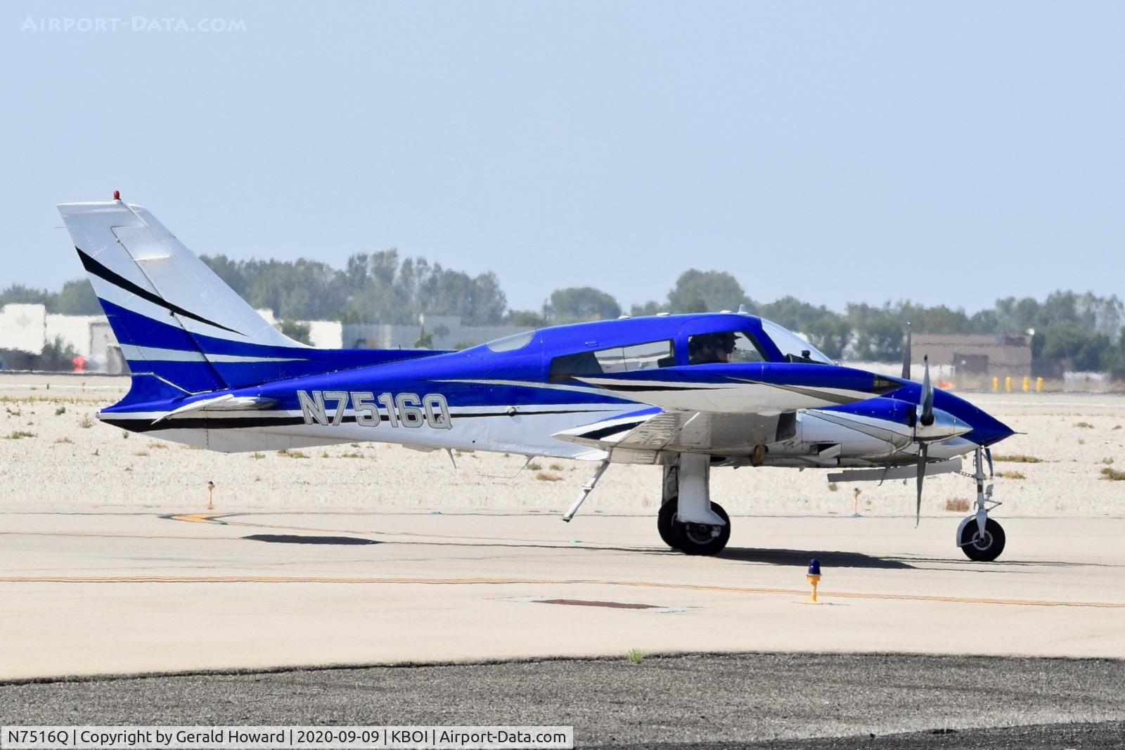 N7516Q, 1972 Cessna T310Q C/N 310Q0530, Taxiing onto the north GA ramp.