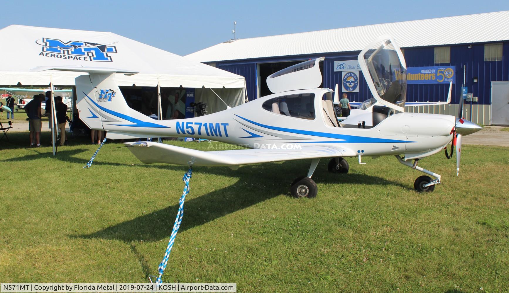 N571MT, 2004 Diamond DA-40 Diamond Star C/N 40.396, OSH 2019