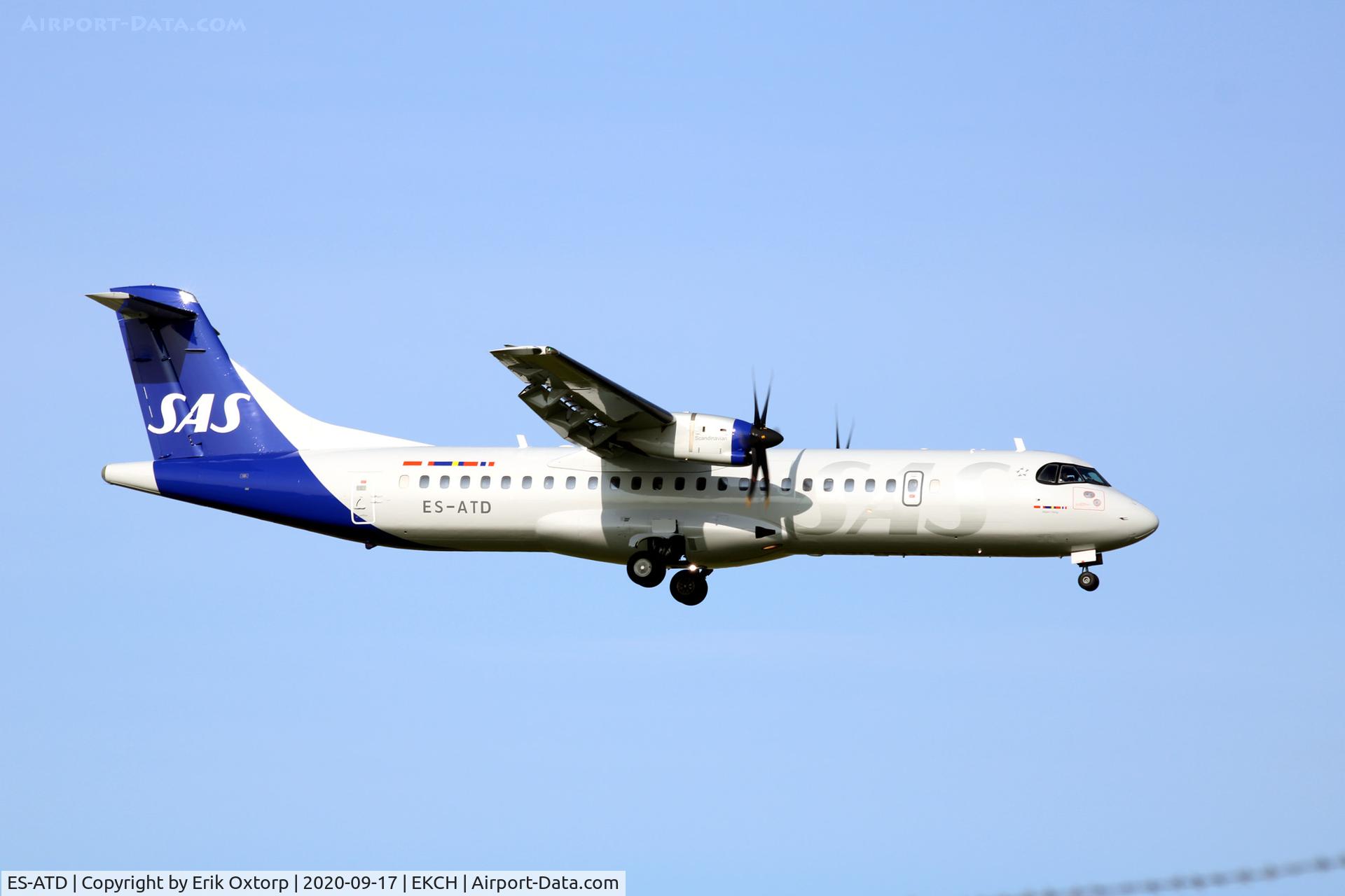 ES-ATD, 2014 ATR 72-212A C/N 1165, ES-ATD landing rw 04R. Now in the new SAS c/s.