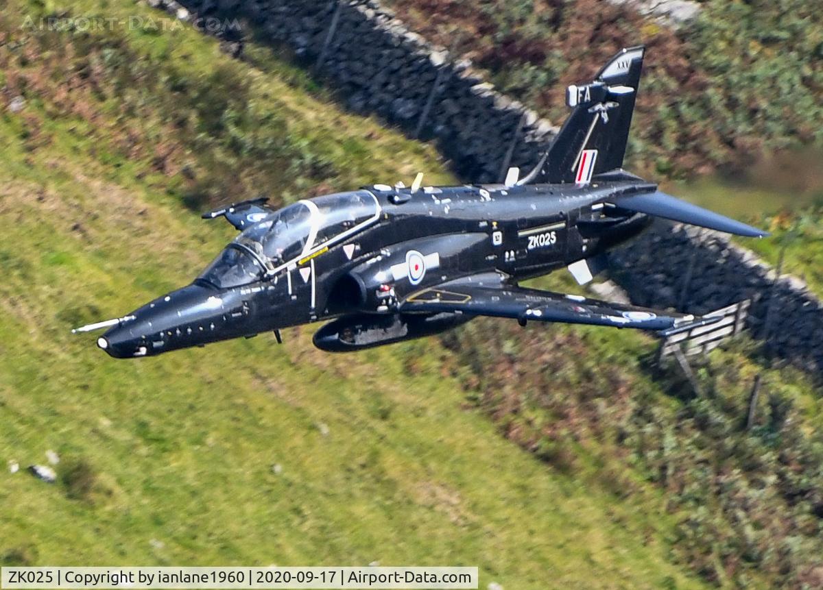 ZK025, 2009 British Aerospace Hawk T2 C/N RT016/1254, XXV Squadron low level in LFA17