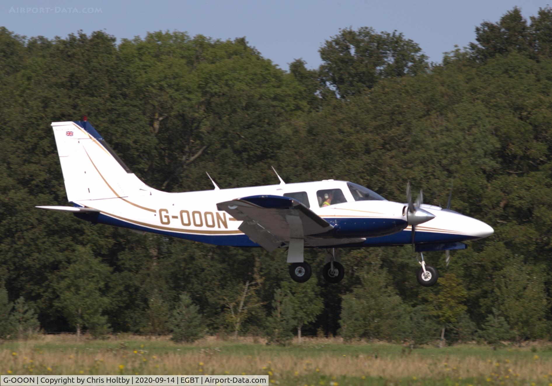 G-OOON, 1982 Piper PA-34-220T Seneca III C/N 34-8533024, Landing at Turweston, Bucks