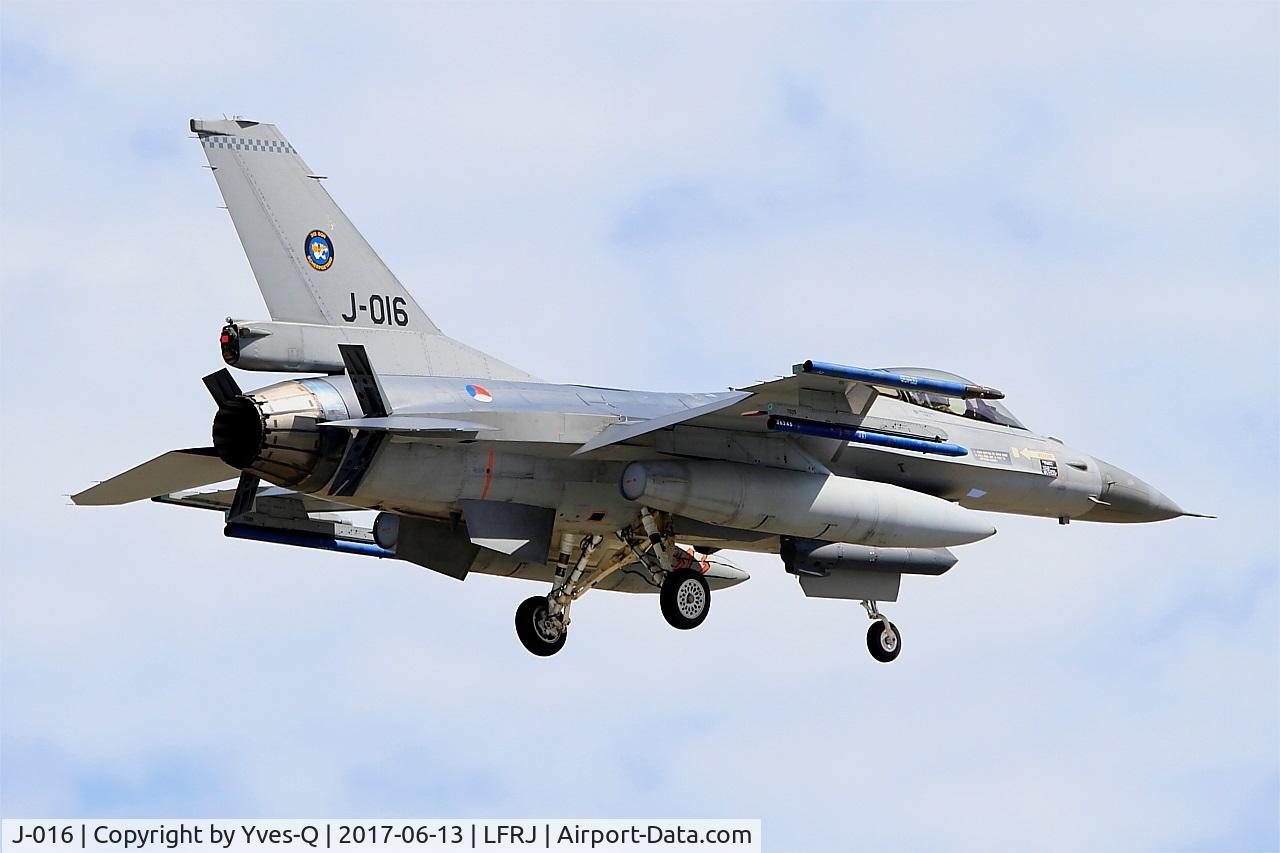 J-016, General Dynamics F-16AM Fighting Falcon C/N 6D-172, General Dynamics F-16AM Fighting Falcon, On final rwy 08, Landivisiau Naval Air Base (LFRJ) Tiger Meet 2017