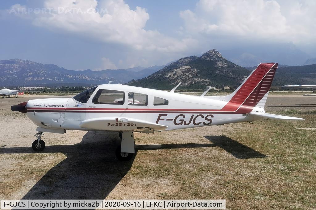F-GJCS, Piper PA-28R-201 Cherokee Arrow III C/N 28R7737016, Parked