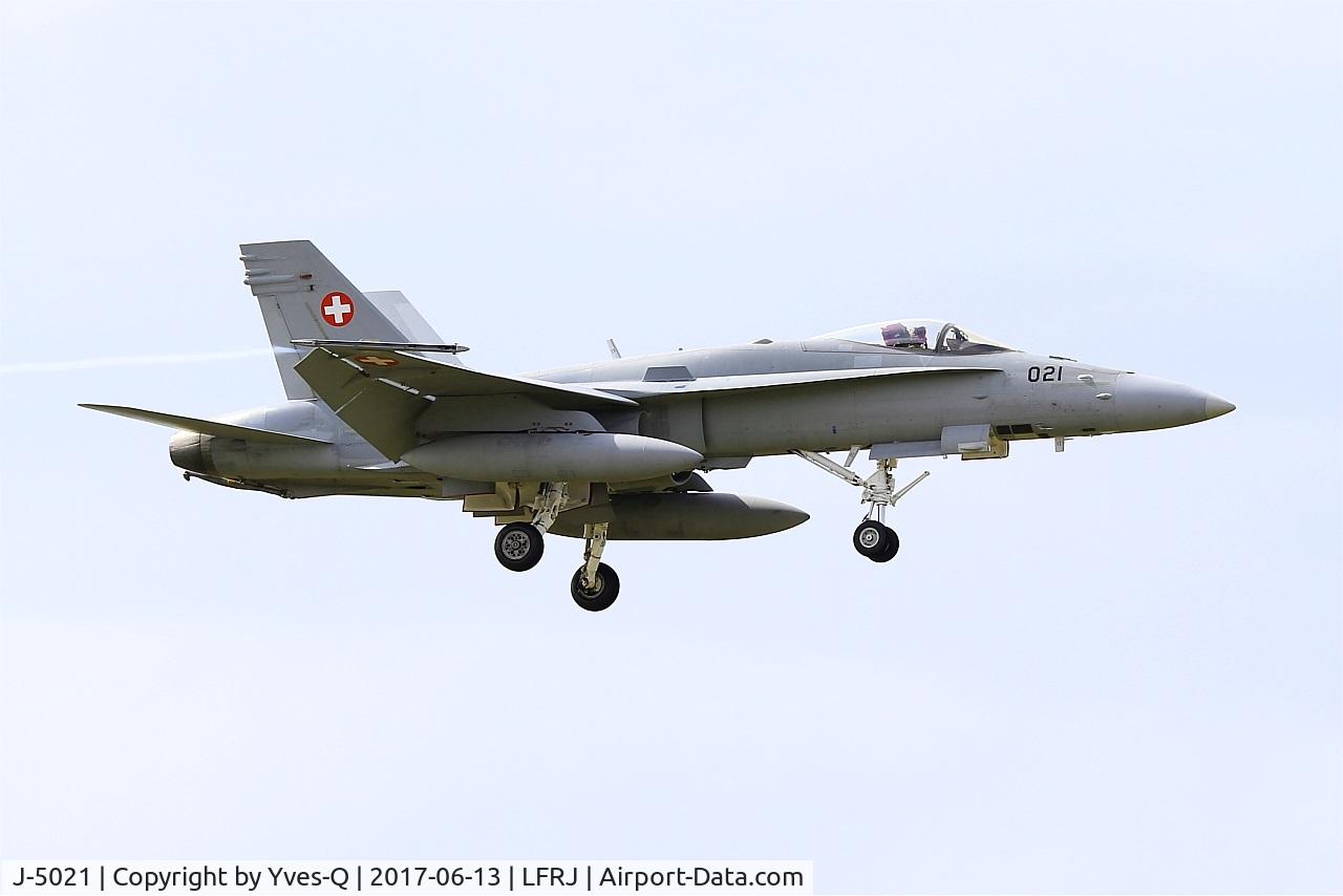 J-5021, McDonnell Douglas F/A-18C Hornet C/N 1370/SFC021, McDonnell Douglas FA-18C Hornet, On final rwy 08, Landivisiau Naval Air Base (LFRJ) Tiger Meet 2017