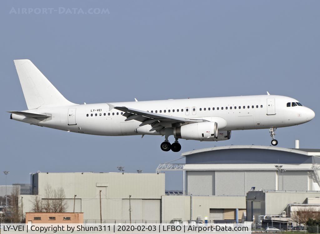 LY-VEI, 1998 Airbus A320-233 C/N 0902, Landing rwy 14R in all white c/s... diverted from Madrid...