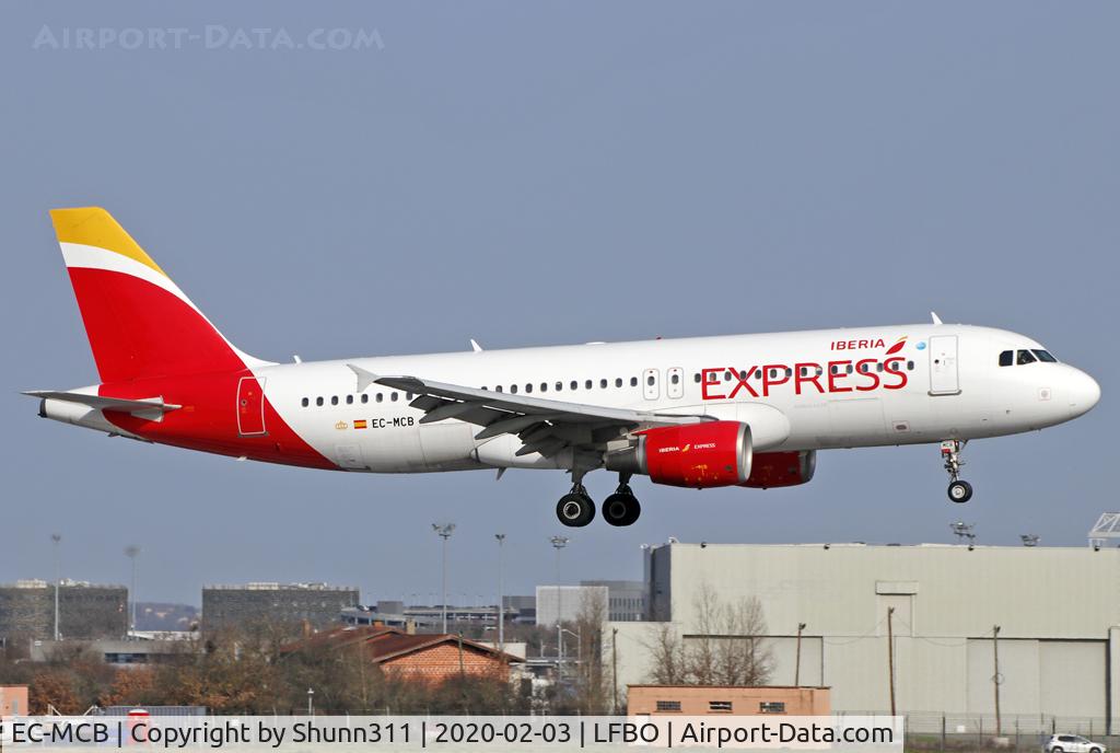 EC-MCB, 1999 Airbus A320-214 C/N 1125, Landing rwy 14R... Diverted from Madrid...