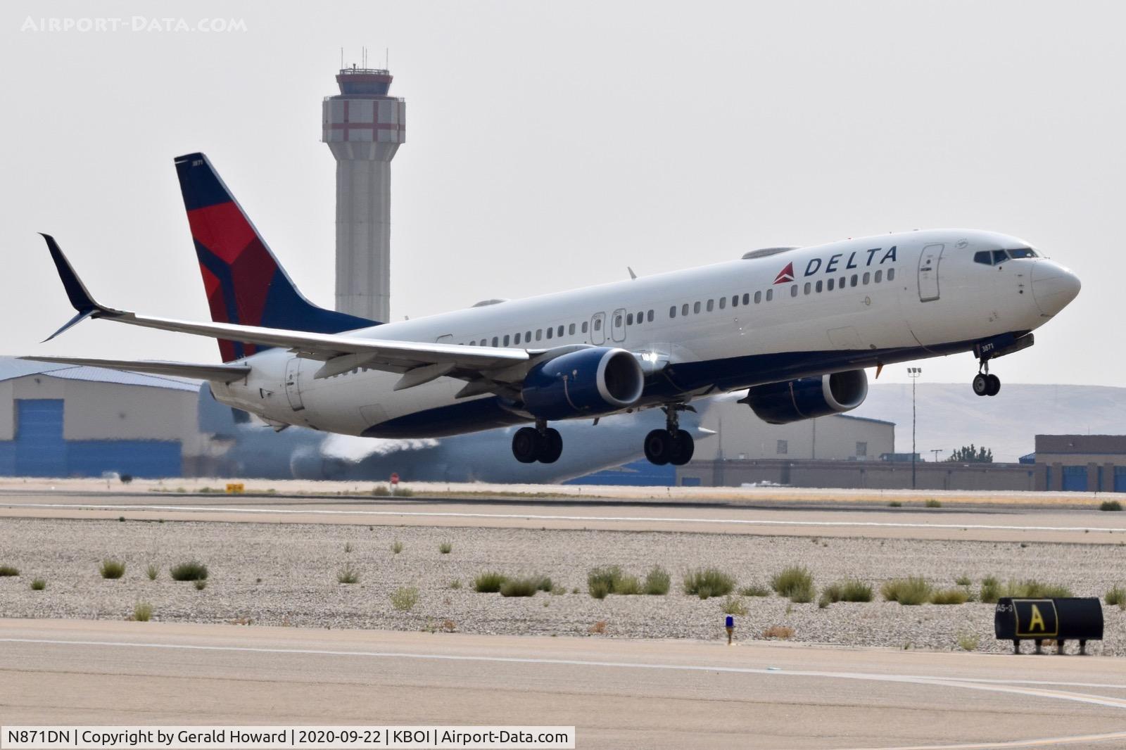 N871DN, 2016 Boeing 737-932/ER C/N 31982, Take off from 28R.