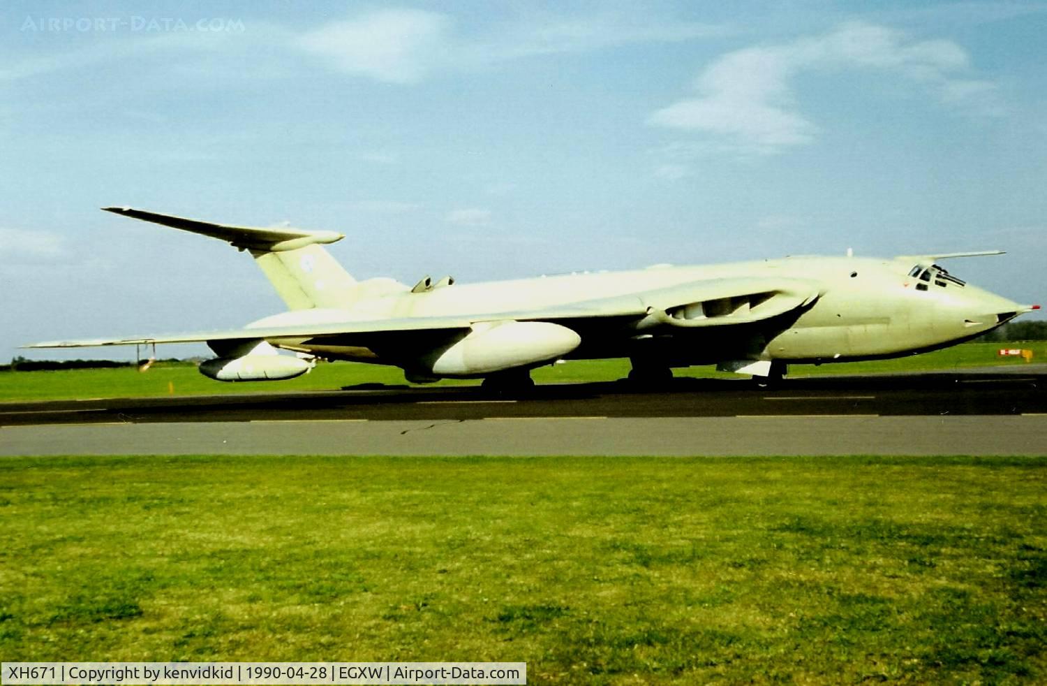 XH671, 1960 Handley Page Victor K.2 C/N HP80/56, At the Waddington 1990 photocall.