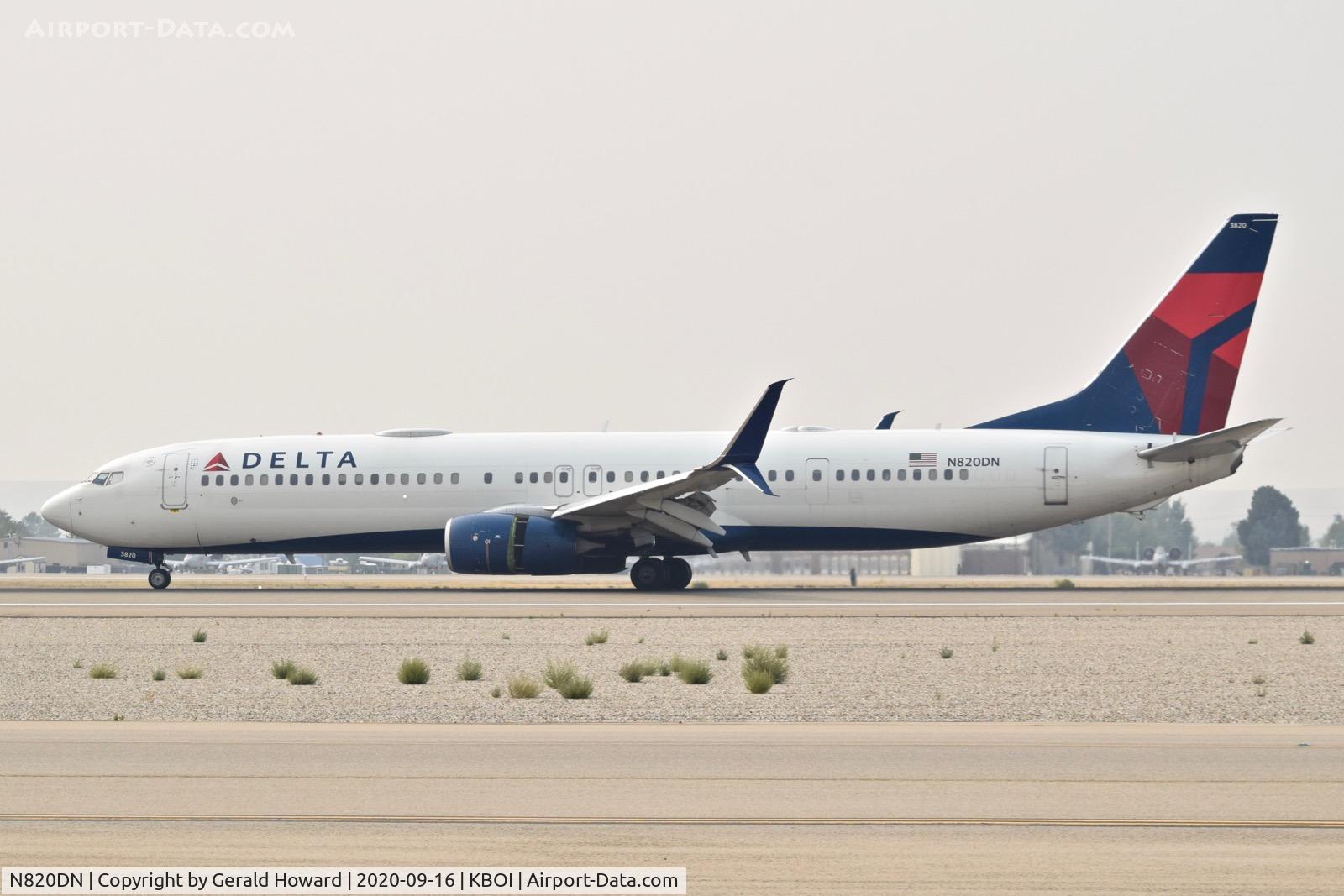 N820DN, 2014 Boeing 737-932/ER C/N 31931, Landing 10L.