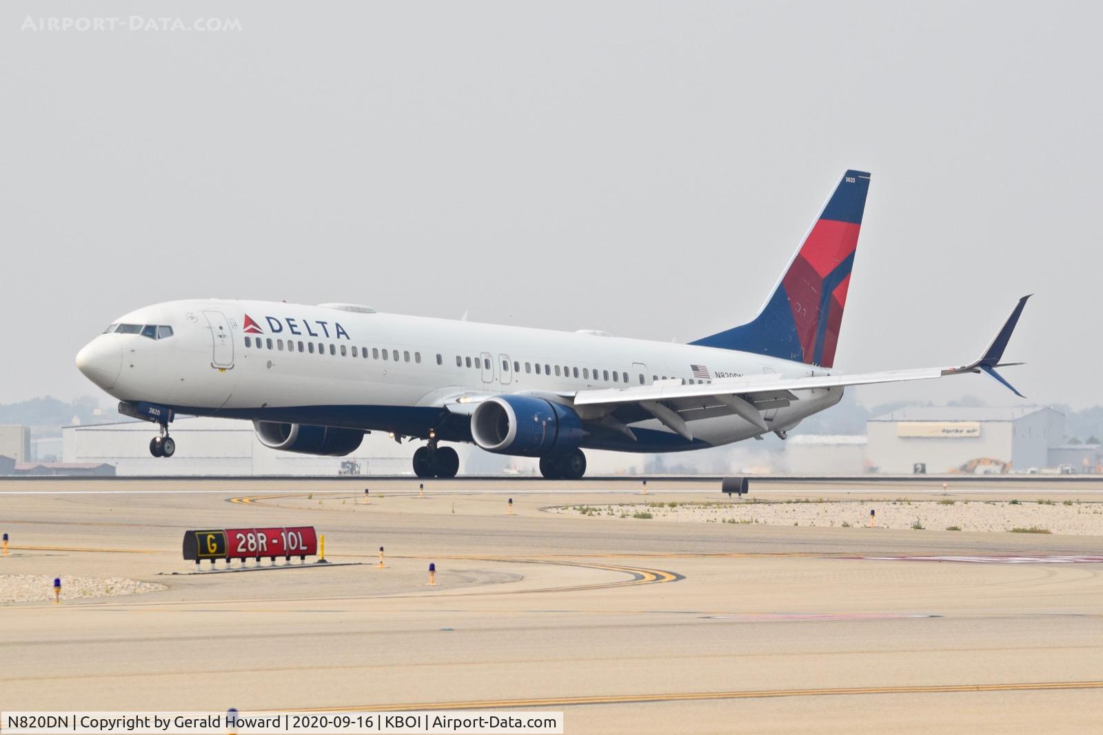 N820DN, 2014 Boeing 737-932/ER C/N 31931, Landing 10L.