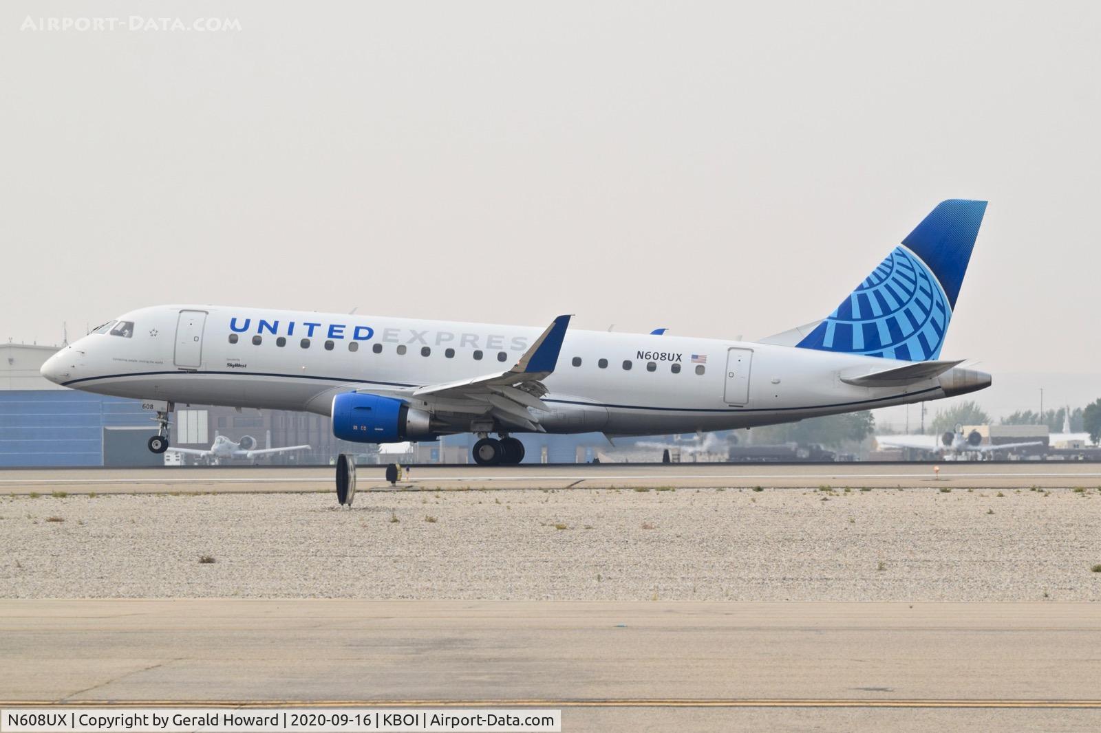 N608UX, 2019 Embraer 175LR (ERJ-170-200LR) C/N 17000806, Landing 10L.