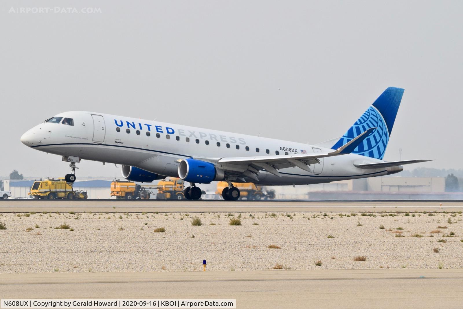 N608UX, 2019 Embraer 175LR (ERJ-170-200LR) C/N 17000806, Landing 10L.